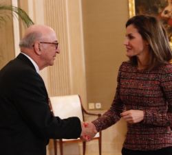 Su Majestad la Reina recibe el saludo del presidente de la Academia de Ingeniería, Elías Fereres Castiel 